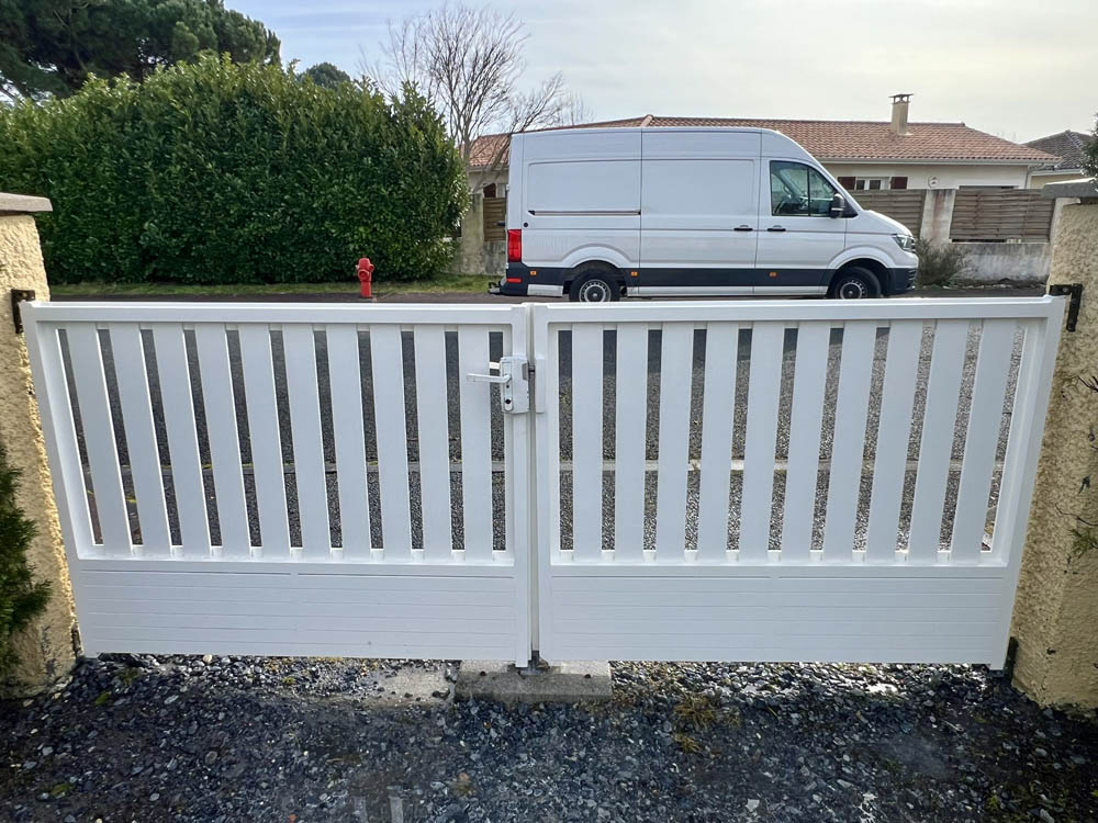 Nettoyage portail en PVC à Cazaux 33260