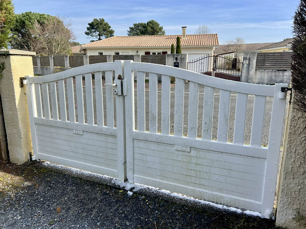 Nettoyage portail en PVC à Cazaux 33260