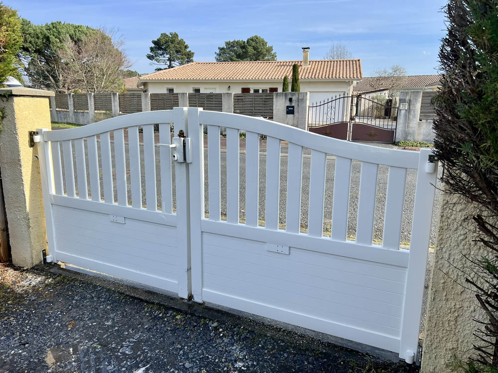 Nettoyage portail en PVC à Cazaux 33260