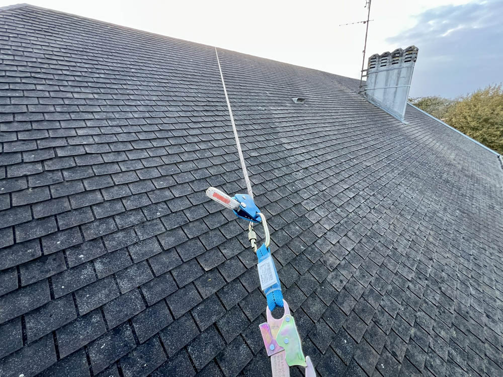 Nettoyage et démoussage toiture en shingle - NBE Nettoyage