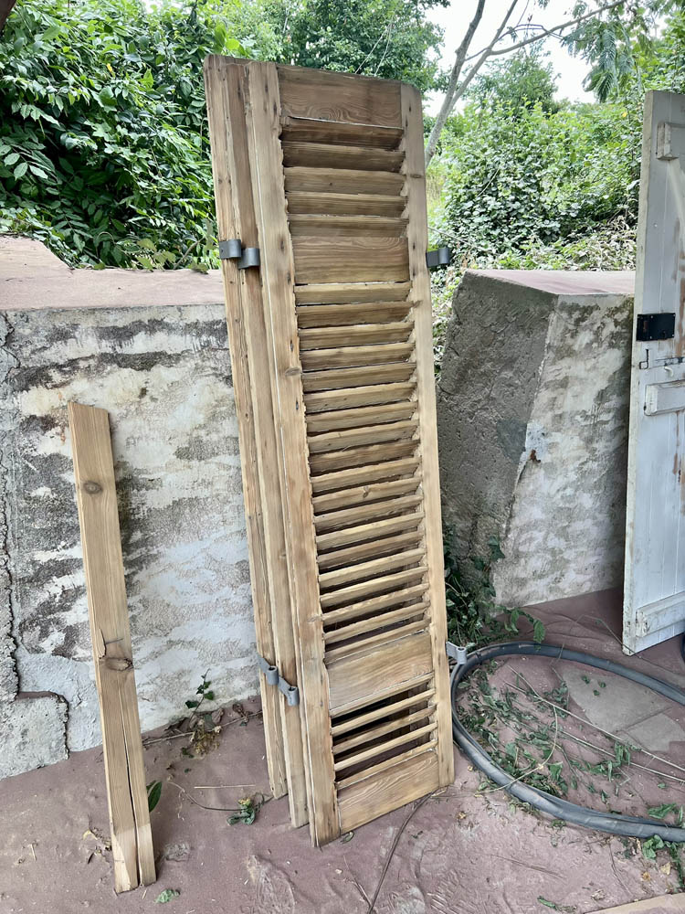 décapage de volets en bois par aérogommage sur Anzex (47)